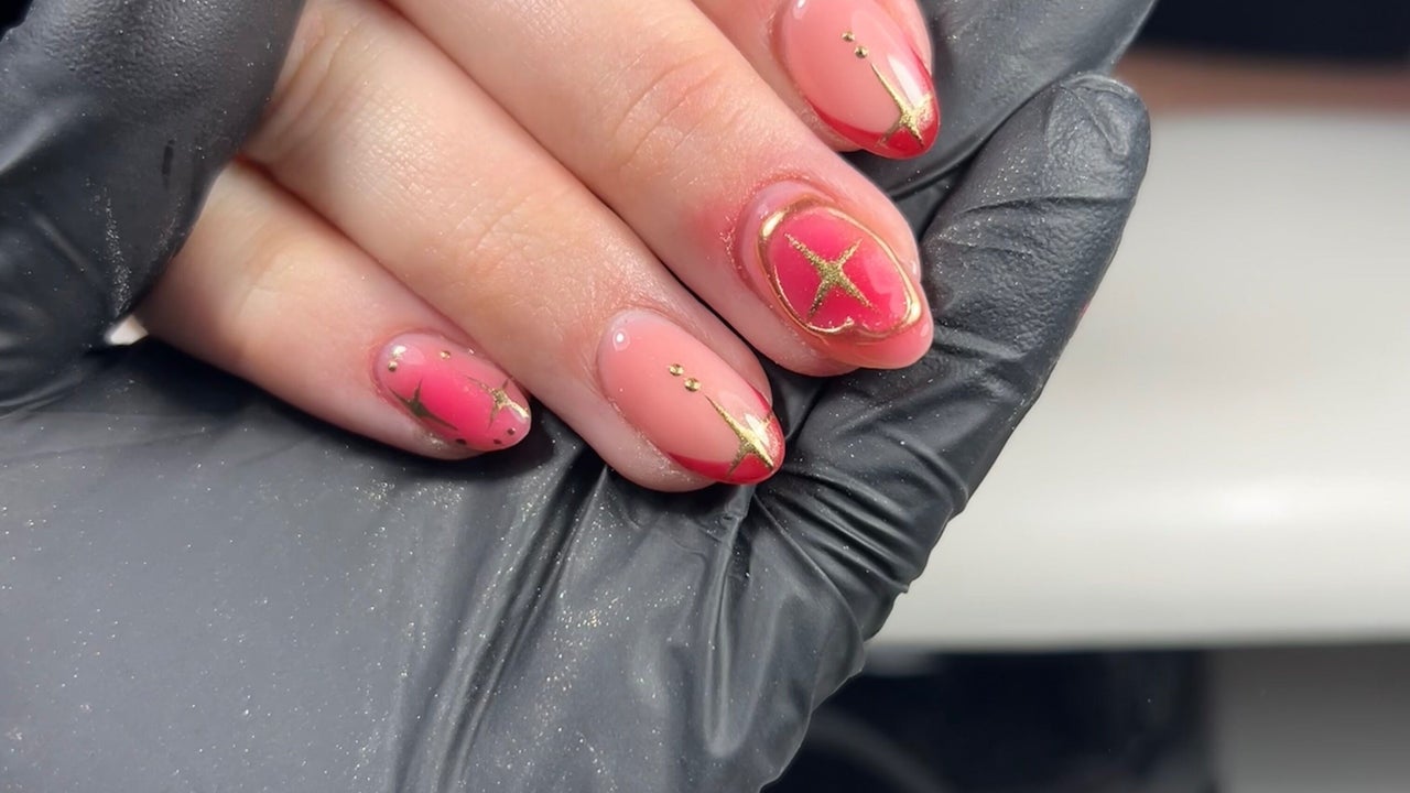 Roze nagels met een gouden ster en gouden lijntjes