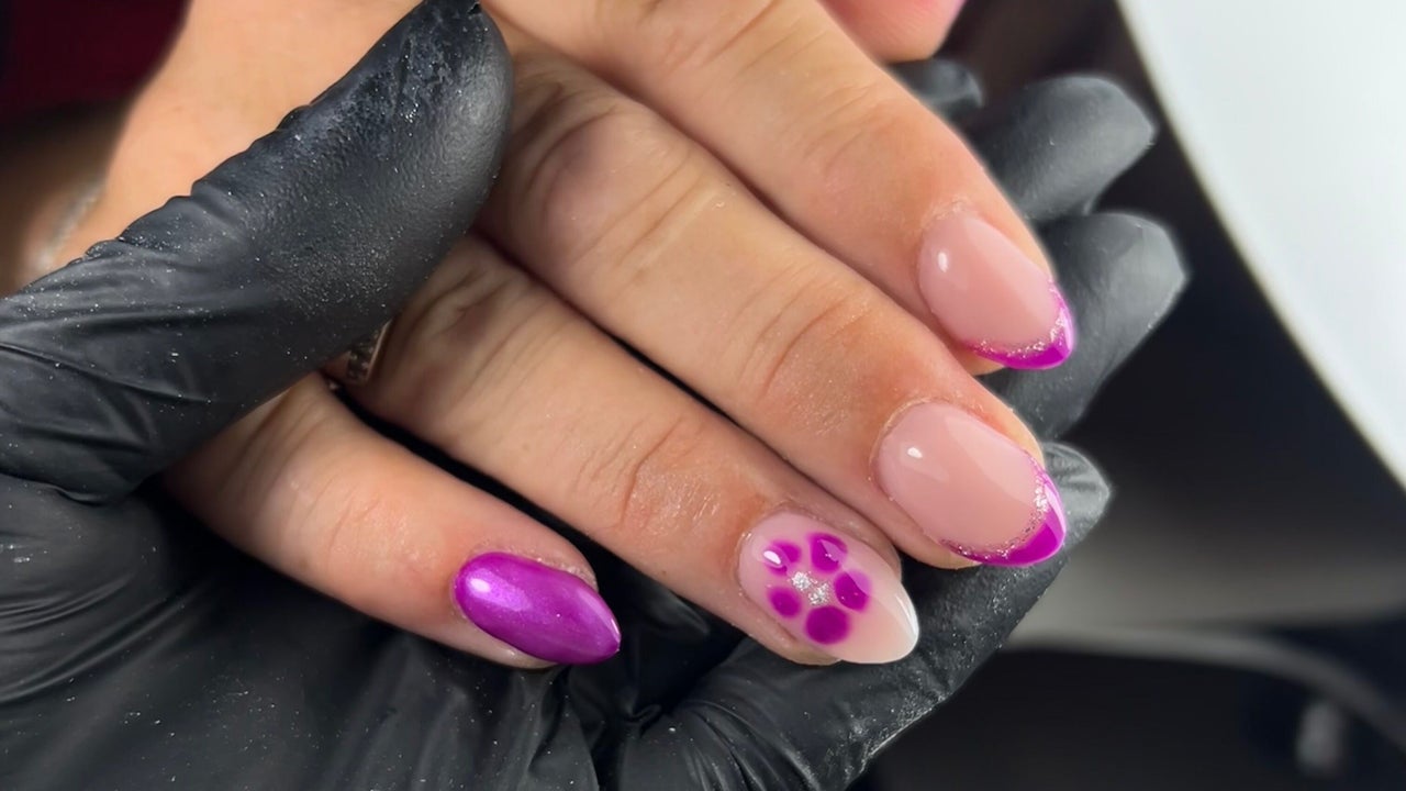 Nude nagels met paarse chrome en een paars bloemetje