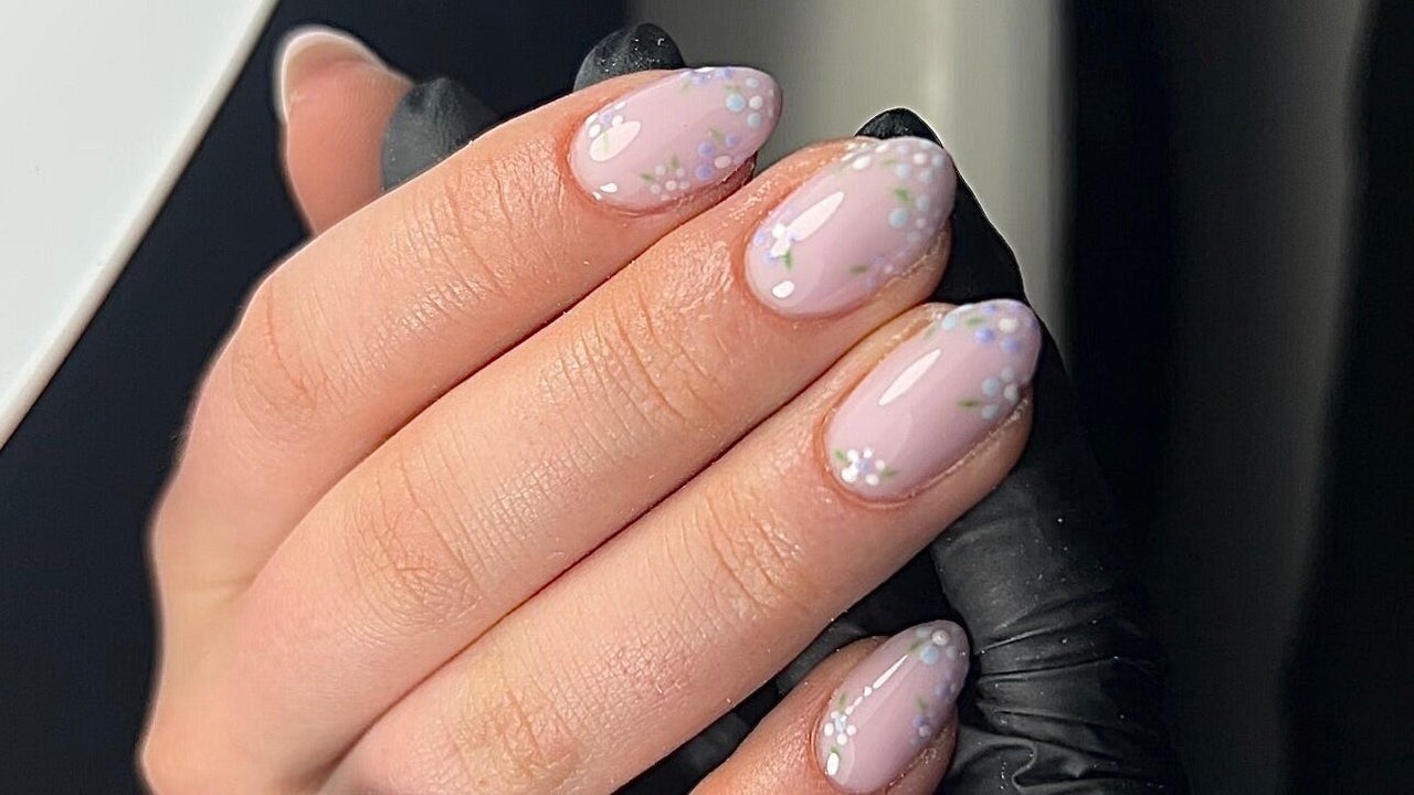Nude nagels met kleine witte bloemetjes